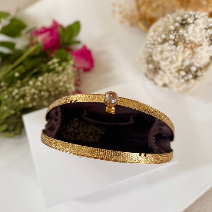 Statement-Clutch mit Perlmutt: Vergoldete Fächerclutch