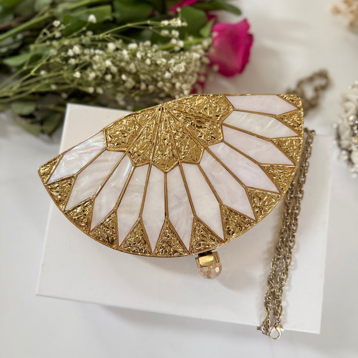 Statement-Clutch mit Perlmutt: Vergoldete Fächerclutch