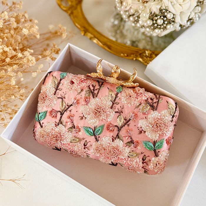 Handbestickte Clutch mit Blütenmuster in Altrosa