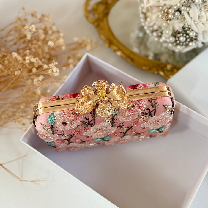 Handbestickte Clutch mit Blütenmuster in Altrosa