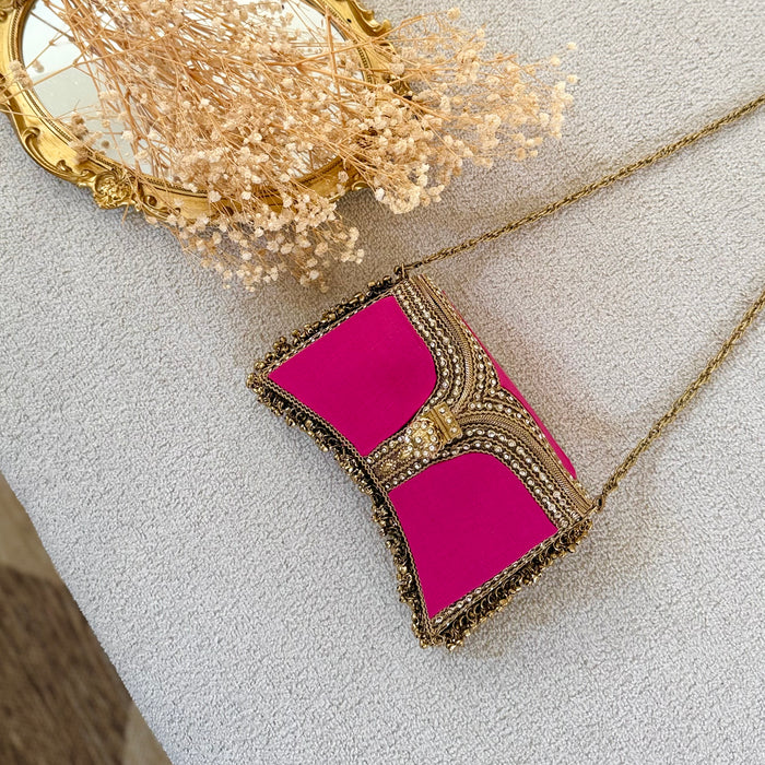 Handgemachte fuchsiafarbene Samt-Clutch: Statement-Abendtasche