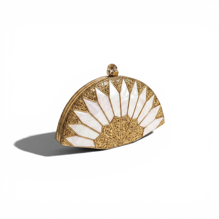 Statement-Clutch mit Perlmutt: Vergoldete Fächerclutch