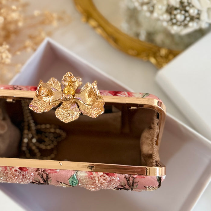 Handbestickte Clutch mit Blütenmuster in Altrosa