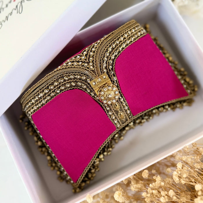 Handgemachte fuchsiafarbene Samt-Clutch: Statement-Abendtasche