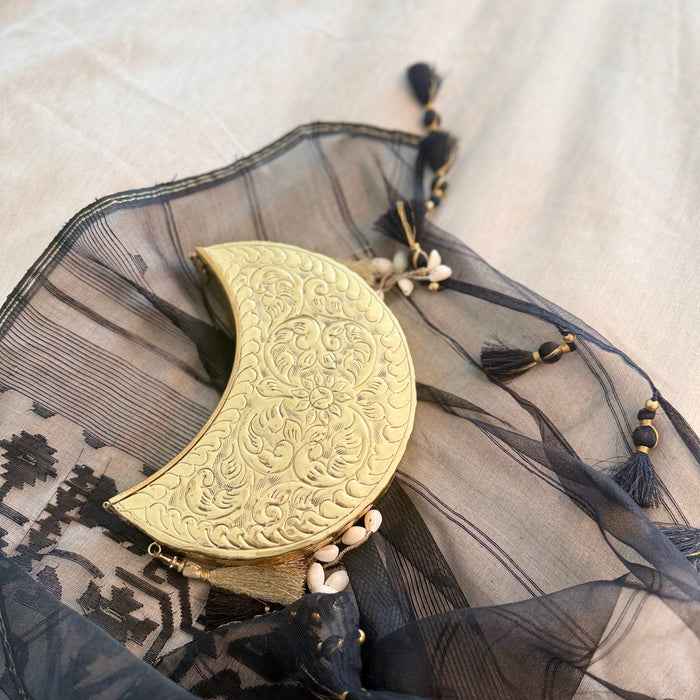 Messing-Clutch mit Mondform: Goldene Handtasche im Vintage-Stil