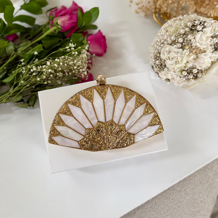 Statement-Clutch mit Perlmutt: Vergoldete Fächerclutch