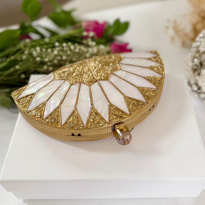 Statement-Clutch mit Perlmutt: Vergoldete Fächerclutch