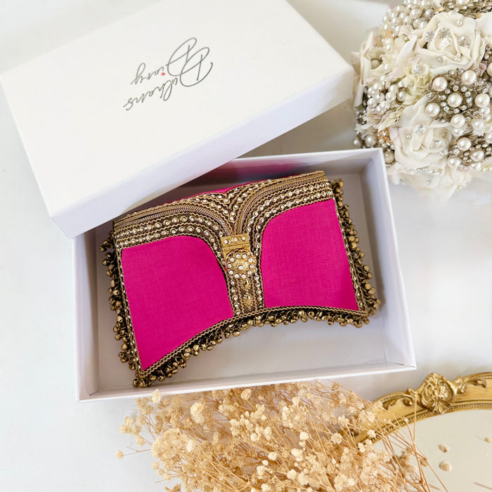 Handgemachte fuchsiafarbene Samt-Clutch: Statement-Abendtasche