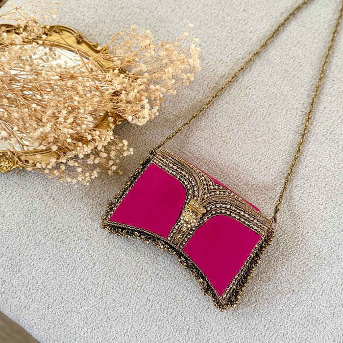 Handgemachte fuchsiafarbene Samt-Clutch: Statement-Abendtasche