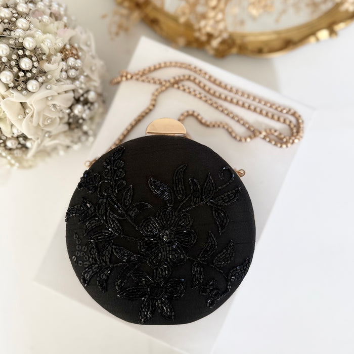 Schwarze Mini-Clutch: Handgefertigte Statement-Tasche