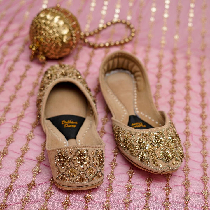 Handmade Bridal Khussa: Gold Embroidered Wedding Jutti