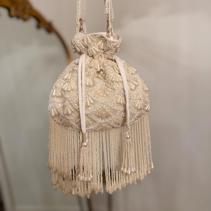 Elfenbeinfarbene, perlenbestickte Braut-Potli-Tasche: Handgemachte Hochzeitsclutch