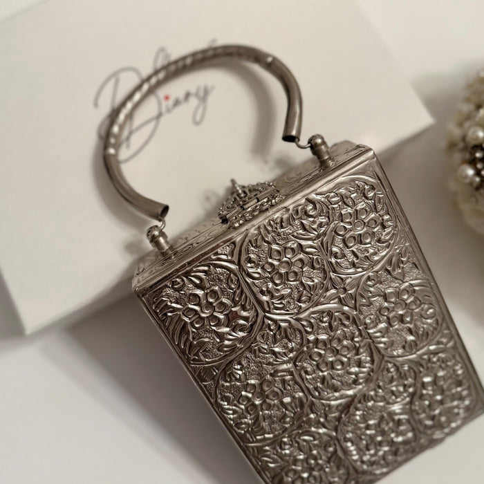 Versilberte Messingkupplung: Handgefertigte Statement-Handtasche im Antik-Stil