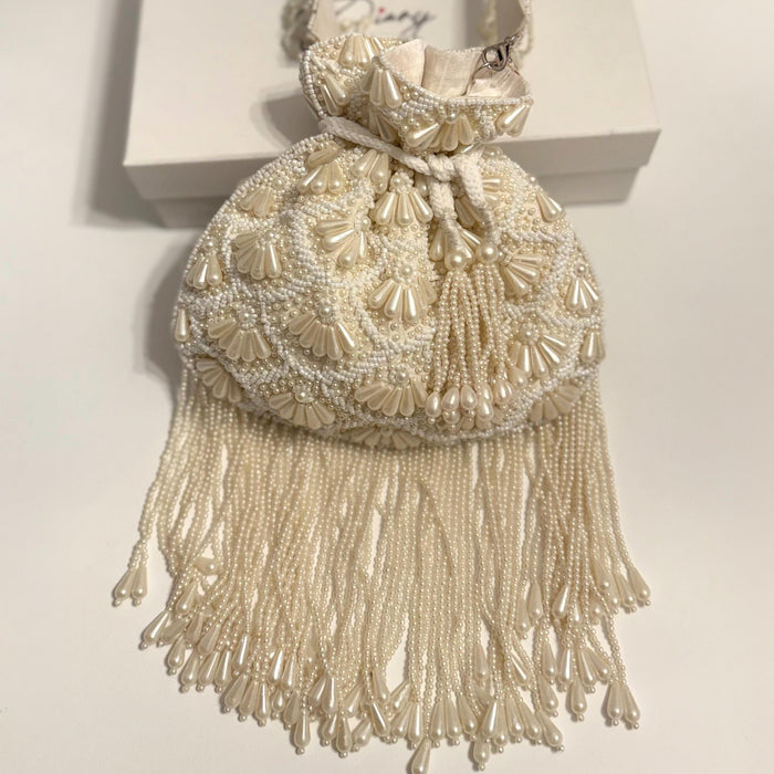 Elfenbeinfarbene, perlenbestickte Braut-Potli-Tasche: Handgemachte Hochzeitsclutch