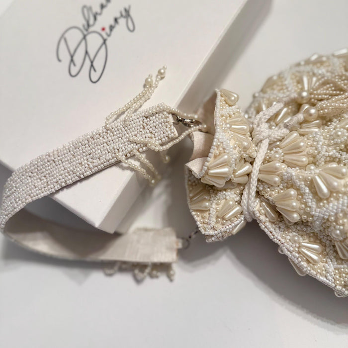 Elfenbeinfarbene, perlenbestickte Braut-Potli-Tasche: Handgemachte Hochzeitsclutch