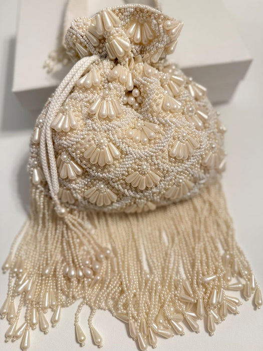 Elfenbeinfarbene, perlenbestickte Braut-Potli-Tasche: Handgemachte Hochzeitsclutch