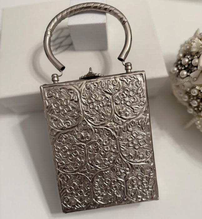 Versilberte Messingkupplung: Handgefertigte Statement-Handtasche im Antik-Stil