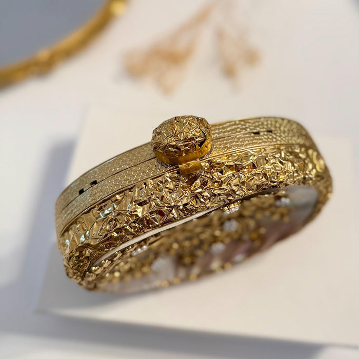 Perlmutt-Clutch: Goldene Blumen-Brautabendtasche