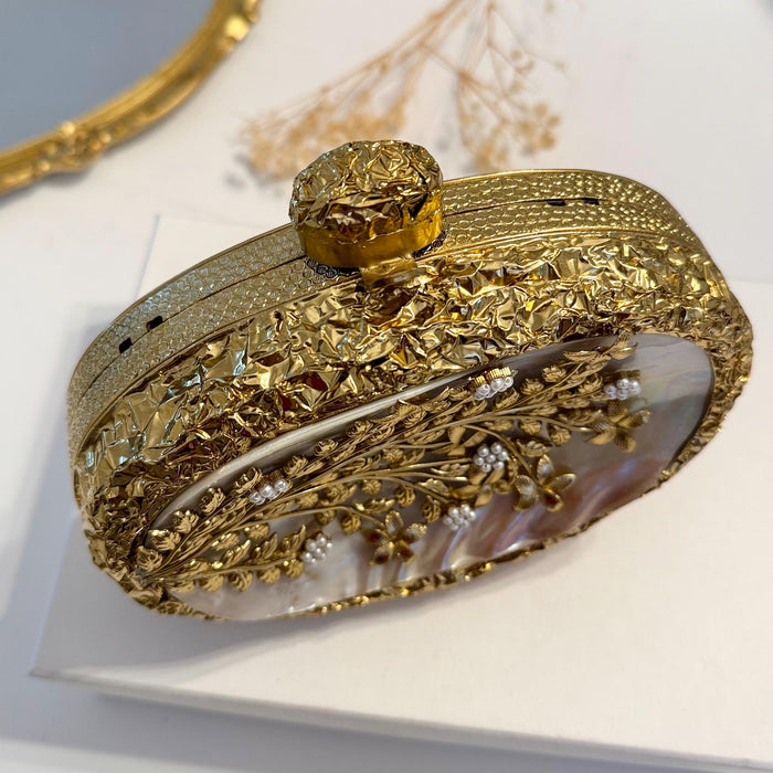Perlmutt-Clutch: Goldene Blumen-Brautabendtasche