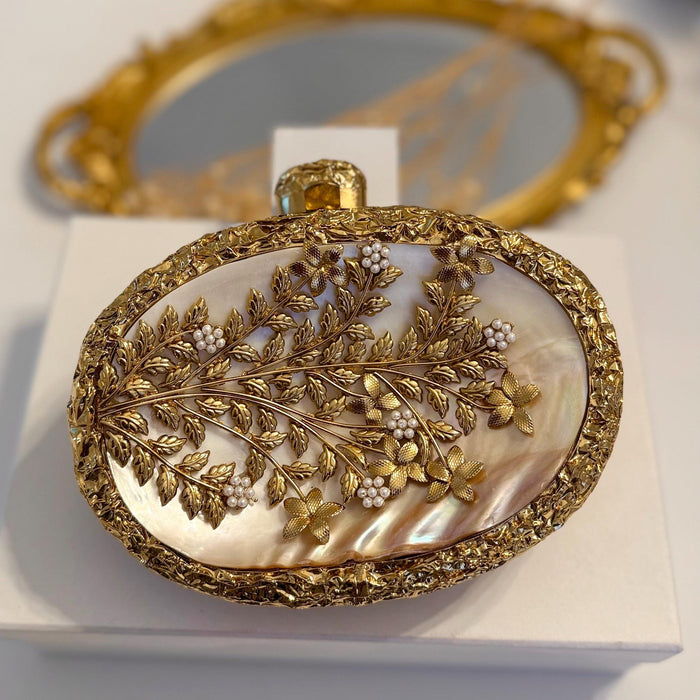 Perlmutt-Clutch: Goldene Blumen-Brautabendtasche