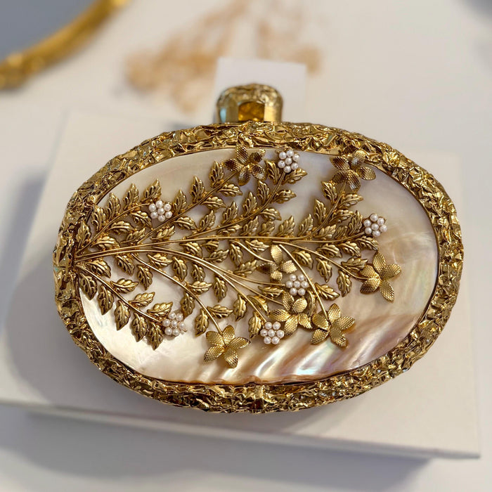Perlmutt-Clutch: Goldene Blumen-Brautabendtasche