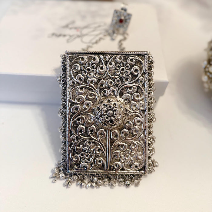 Mobile Shape Silber Clutch: Handgemachte indische Messing Handtasche mit Smaragd-Anhänger